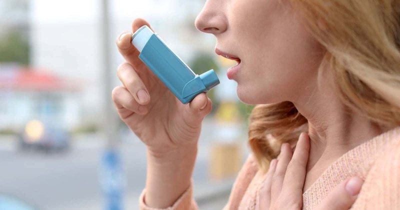 Mujer utilizando un inhalador